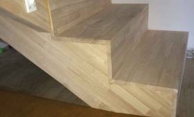 escalier en bois clair 