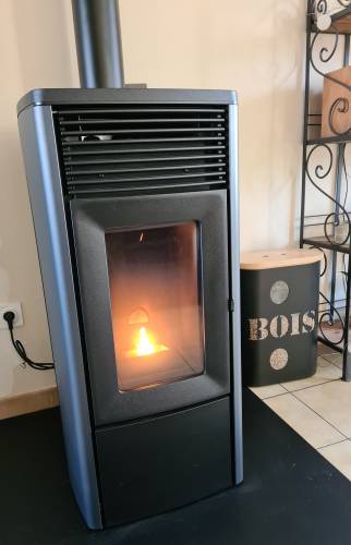 Esthétique du poêle à pellets en céramique noire