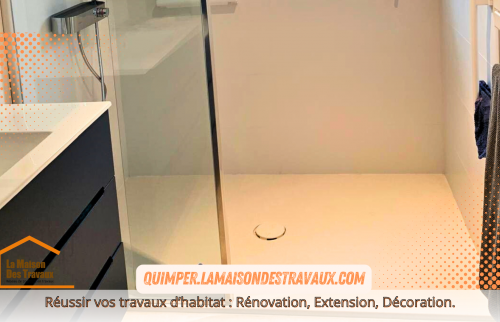 Un meuble moderne et pratique a été choisi pour optimiser l'espace. La finition en noir mat apporte une touche de sophistication, tandis que l'armoire murale, parfaitement intégrée, offre un espace de rangement suffisant sans encombrer la pièce.