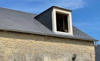 La toiture rénové avec la lucarne dite normande