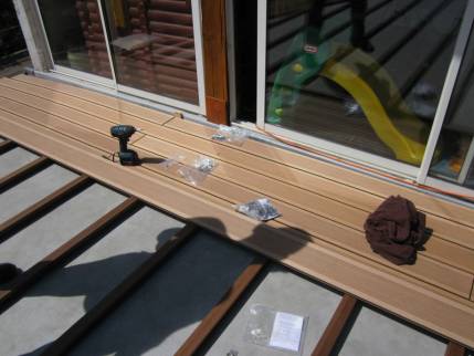 Pose des lames de terrasse composite