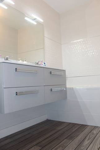 Pose d'un nouveau revêtement de salle de bain