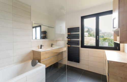  travaux salle de bains Gex, optimisation espace salle de bain, rénovation maison Saint-Genis-Pouilly, salle de bain blanche moderne, rénovation clé en main