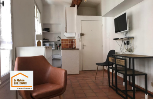 Création d’un espace salon chaleureux et fonctionnel dans un studio rénové à Aix-en-Provence avec optimisation des volumes, amélioration du confort thermique et rénovation intérieure moderne.