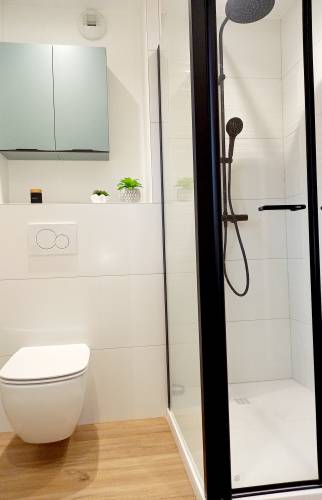 WC suspendu et douche avec receveur extra plat 