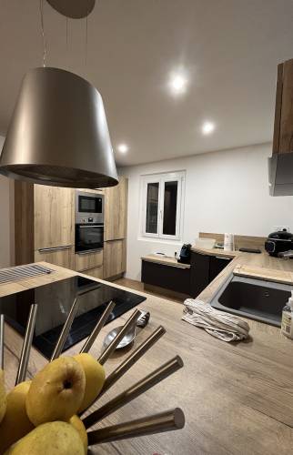 Zoom sur le plan de travail, avec le grand meuble de rangement en arrière plan