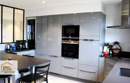 Cuisine moderne entièrement rénovée à Aubiac près d’Agen : aménagement contemporain, nouveaux équipements et optimisation de l’espace dans le cadre d’une rénovation complète accompagnée par Sandrine Férin.