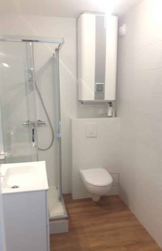 Douche, meuble vasque, WC, sèche-serviette, lave-linge, ballon d'eau chaude