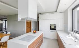 Cuisine design blanche et bois dans une maison à Bidart