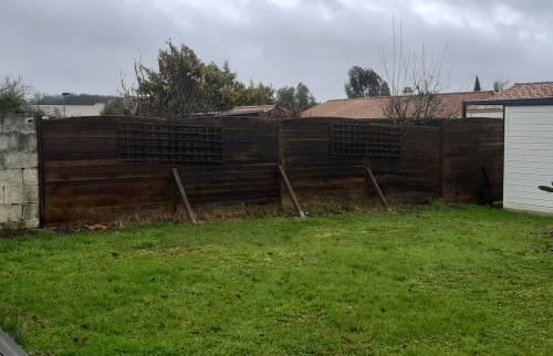 Ancienne cloture en claustra bois