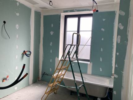 Ecully (69130) : rénovation complète d'une salle de bains avec baignoire, douche et meuble double vasque