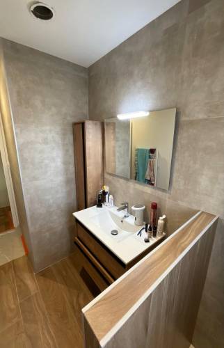 Nouvelle paroi de douche en attente de vitres