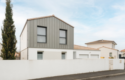 Surélévation de 50m² d'une maison à Basse-Goulaine - vue de la rue