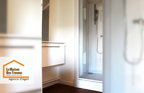 🚿 Aménager une salle de bain dans des combles ? C’est possible, comme ici avec cette douche élégante, parfaitement intégrée dans l’espace.