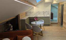 Studio aménagé dans des combles avec kitchenette et pièce de vie