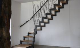 Escalier sur mesure armature acier et marches bois massif 