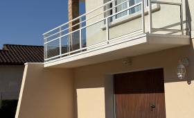 maison vue de face, avec le balcon rénové