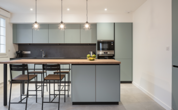 Rénovation d'une cuisine couleur sauge à Vertou