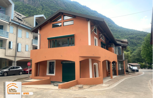 maison de village rénovation, façade ocre et blanc, rénovation extérieure Megeve, artisan local façade, conseil courtier travaux montagne