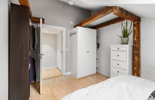 Vue couloir intérieur desservant les pièces de vie depuis chambre parentale maison ancienne à Guérard (77580)