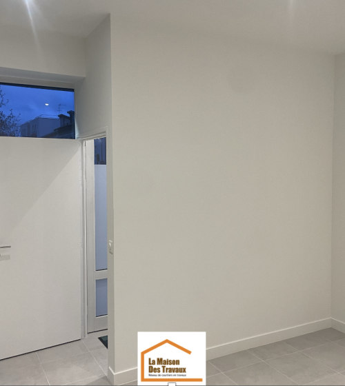 Levallois_20m2_03_local-pro_entree_porte-vitre_ouverte