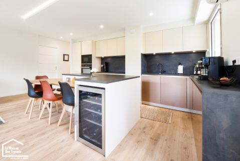 Cuisine ouverte avec cave