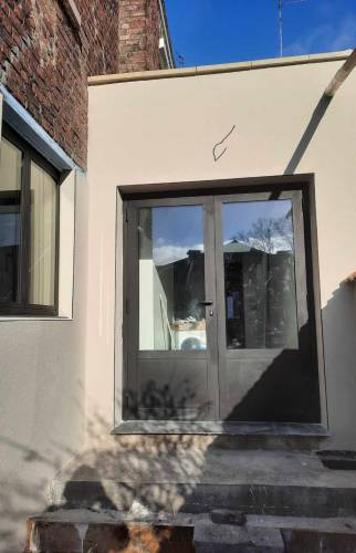 Fabrication sur-mesure d'une porte ouverture à l'anglaise en aluminium