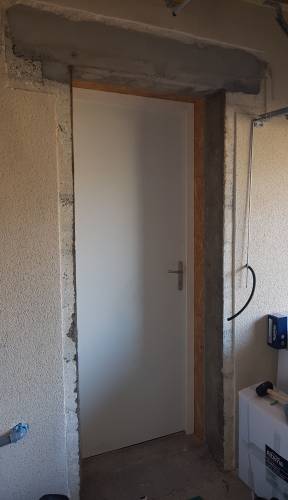 Ouverture d'un mur porteur pour création de l'accès direct entre la maison et le garage, coulage d'un linteau béton, pose d'une porte isolée