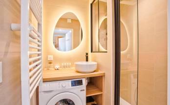 Aménagement d’une salle de bain avec cloison verrière et meuble vasque sur mesure à Deauville