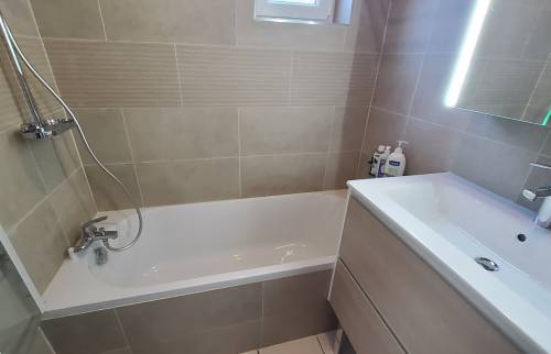 Salle de bain finalisée avec baignoire et meuble vasque à Courrières