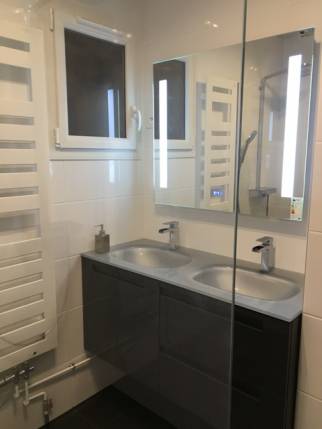 Meuble double-vasque avec miroir éclairant et connexion Bluetooth (Brunoy 91800)