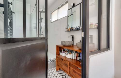 La porte verrière de la salle de bain