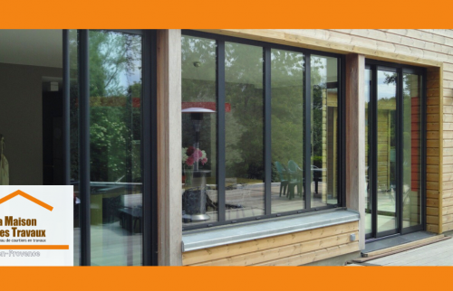 Vue rapprochée sur les baies vitrées de l’extension bois à Beaurecueil, confort et clarté au quotidien.