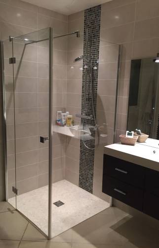 Installer un miroir dans une salle de bain à Paris 7