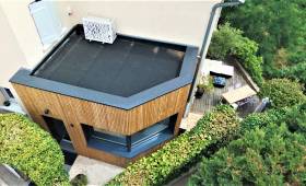 Extension bois avcec toiture PVC plate prolongée par une terrasse en bois vieilli  sur Boutigny (77470)