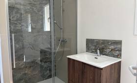 Salle de douche modernisée à Bazas par La Maison Des Travaux