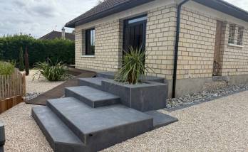 Nouveau perron de la maison (Merville-Franceville)