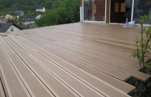 Construction d'une terrasse en composite par l'agence de Grésivaudan