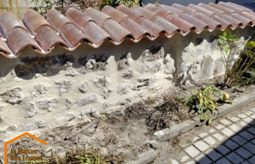 APRES Muret en pierre rénové avec des tuiles en terre cuite
