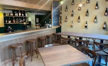 Intérieur du bar avec un espace accueillant, Guerche-de-Bretagne