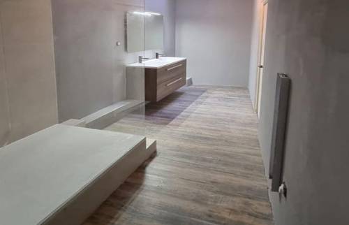 Revêtement de sol de la salle de bain rénovée