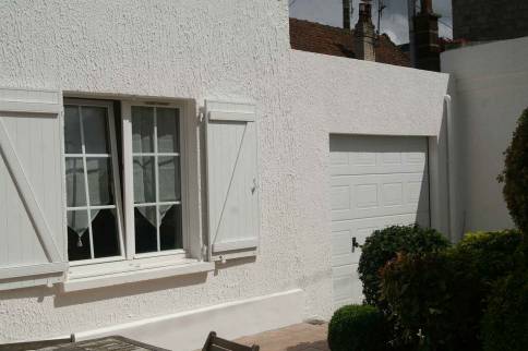 Ravalement de la façade d'une maison dans le Calvados