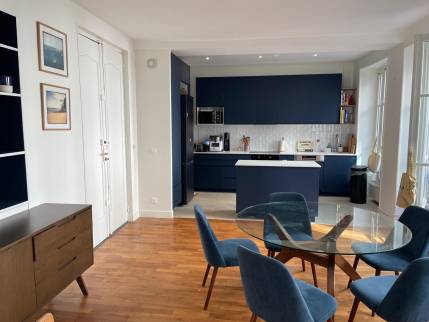 Cuisine avec îlot central bleu marine, rénovation Paris