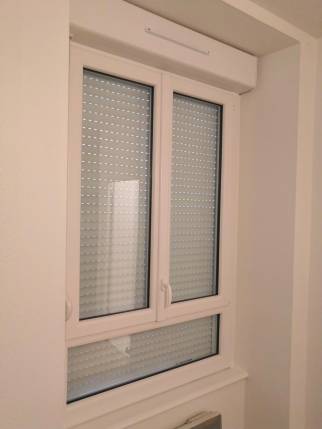 Nouvelle menuiserie PVC double vitrage avec garde corps intégré et volet roulant intégré au châssis de la fenêtre