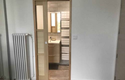 Accès vers la salle d'eau