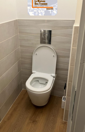 Toilettes modernes avec carrelage texturé à Bonneville, Haute-Savoie