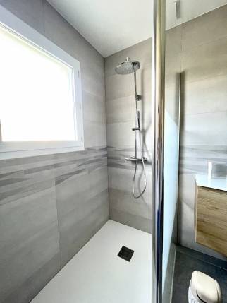Salle de bain rénovée avec douche à receveur extra-plat - Saint-Malo-du-Bois 85