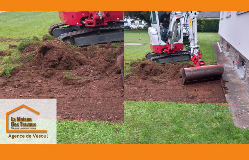 Finition du terrassement près de la maison pour intégrer harmonieusement l’extension.