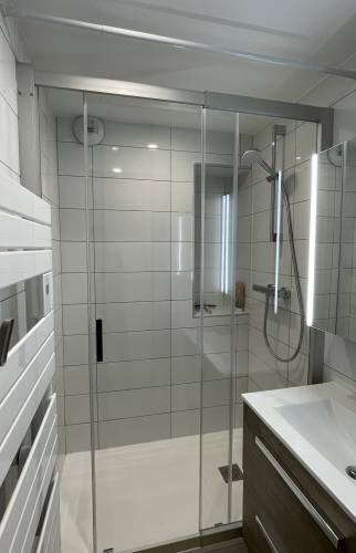 Nouvelle salle de bain - La baignoire a été remplacée par une douche