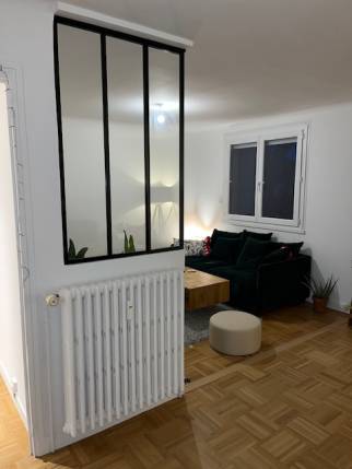 Pose d'une verrière intérieure après ouverture de cloison pour agrandir le salon dans un appartement rénové - Nantes 44